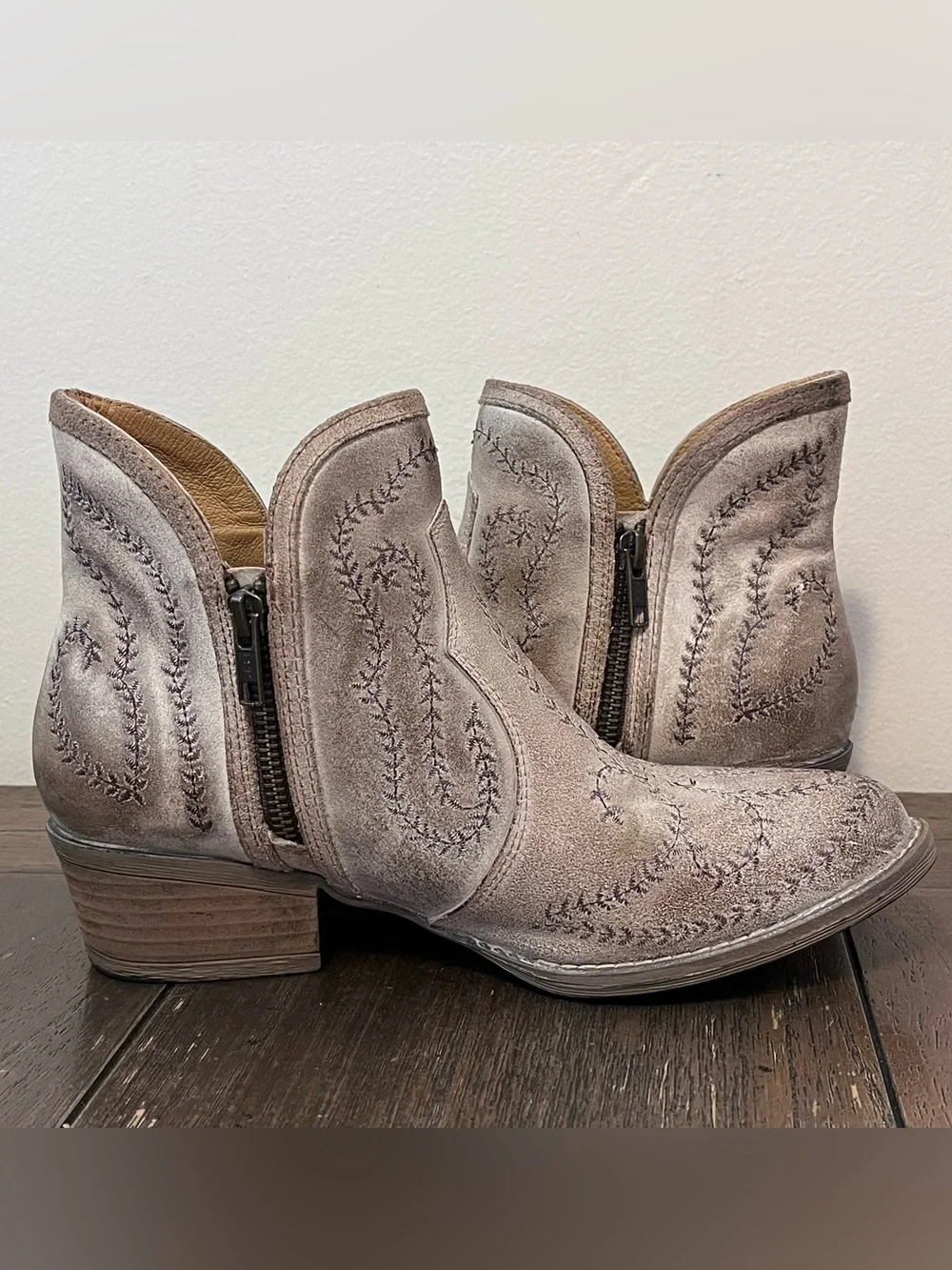 Sterling River Western Embroidered Distressed Booties Womens 8.5